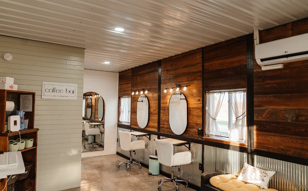 Bridal suite with coffee bar and mirrors